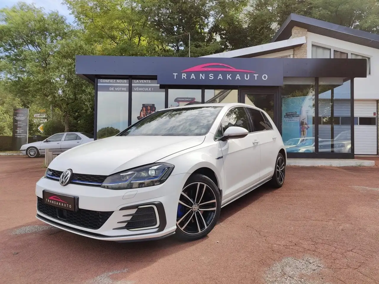 Volkswagen Golf VII GTE SUIVI VW — photo 1 of 38