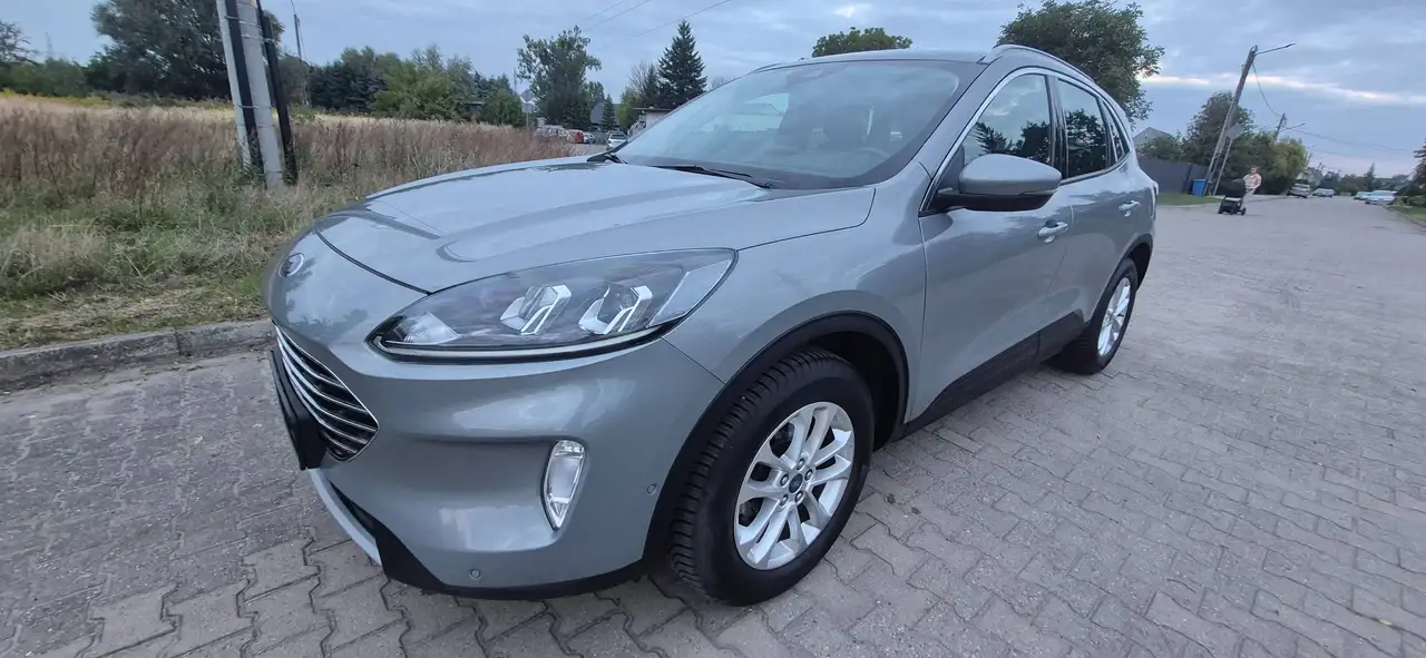 Ford Kuga Hybrid Titanium — photo 1 of 17