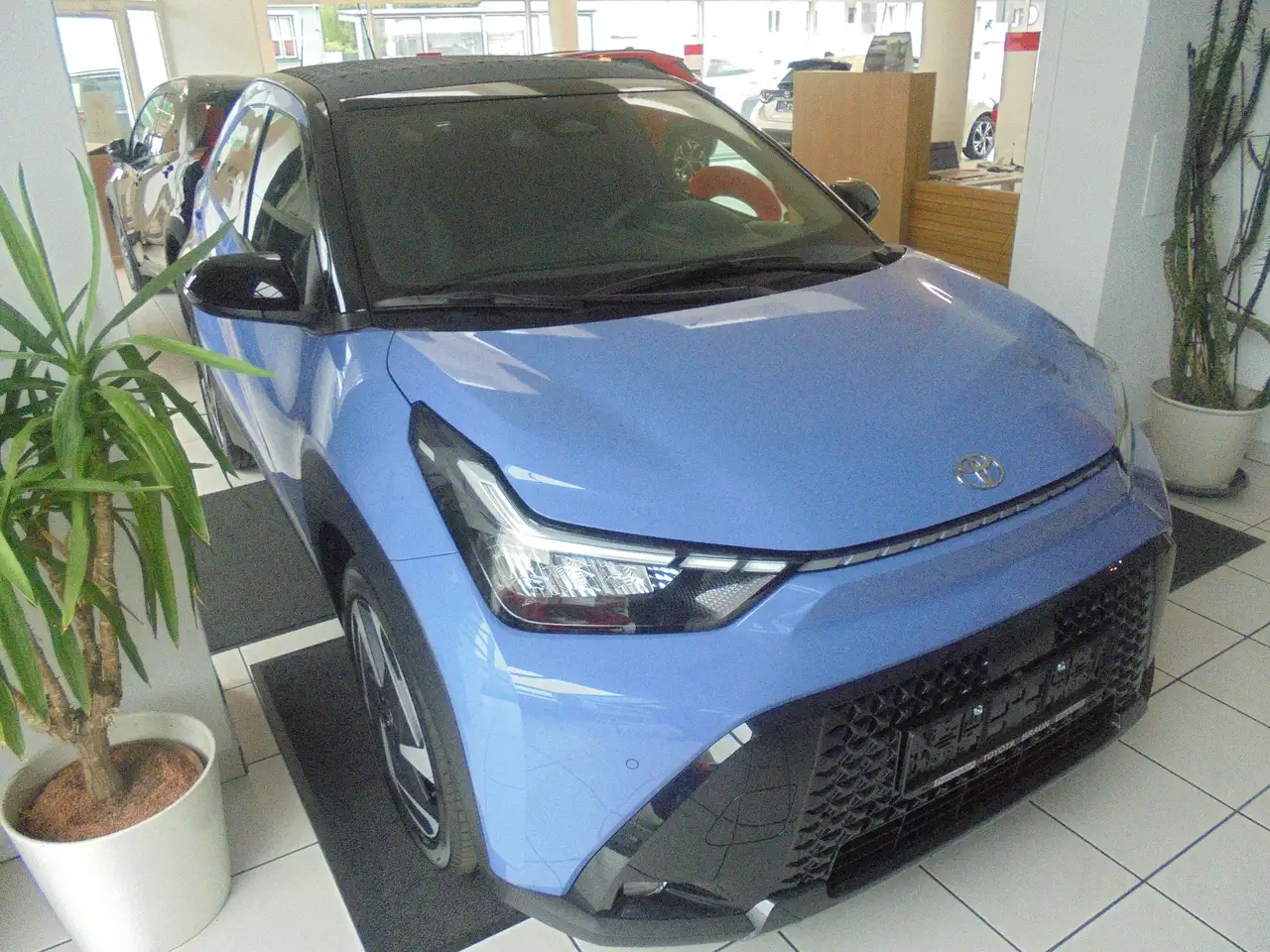 Toyota Aygo X Hybrid Lounge — photo 1 of 8