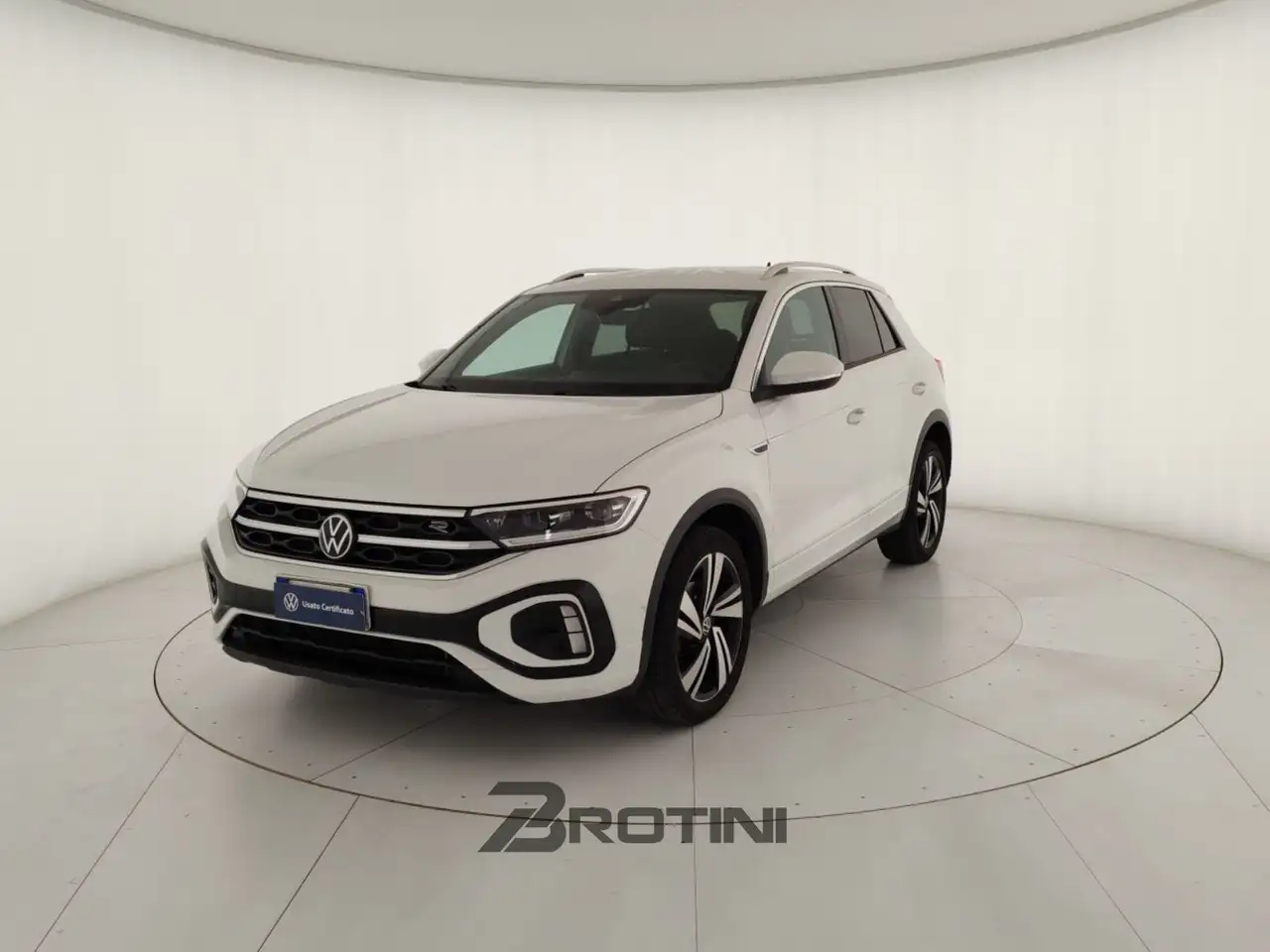 Volkswagen T-Roc 1.0 TSI R-Line — photo 1 of 15