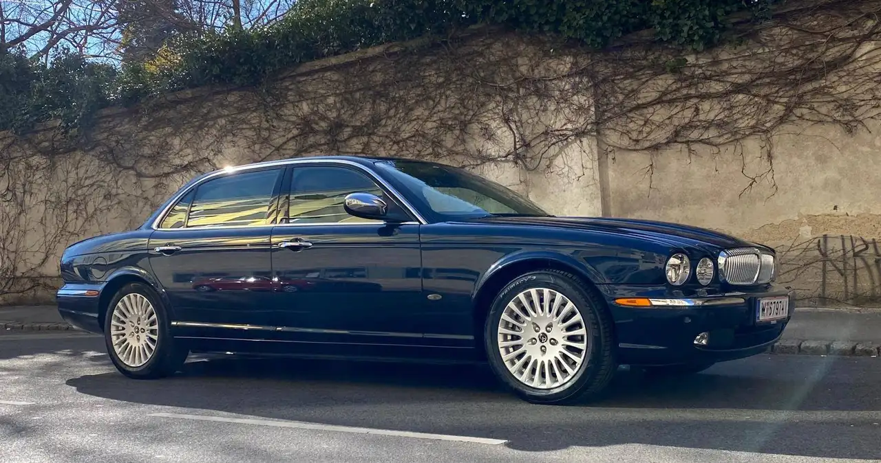 Daimler Super Eight — photo 1 of 18