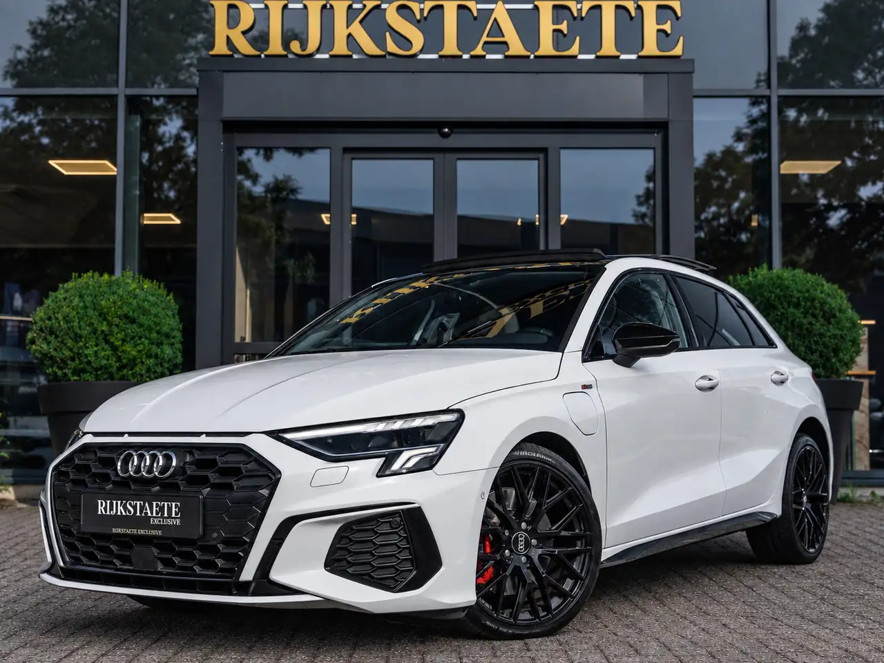 Audi A3 Sportback 45 TFSIe S-Line COMP|PANO|MATRIX|INBTW|B — photo 1 of 40