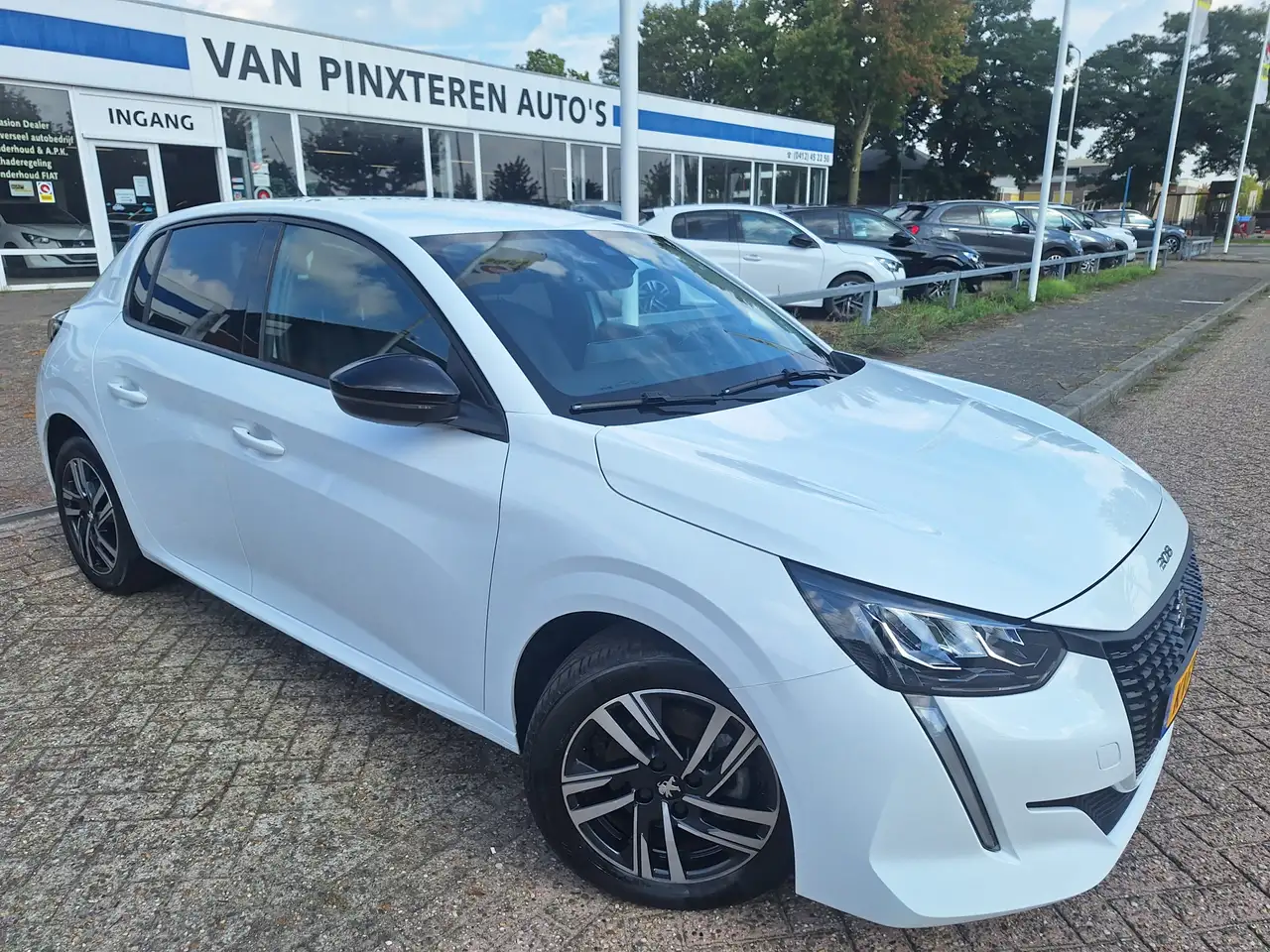 Peugeot 208 1.2 PureTech Allure — photo 1 of 28