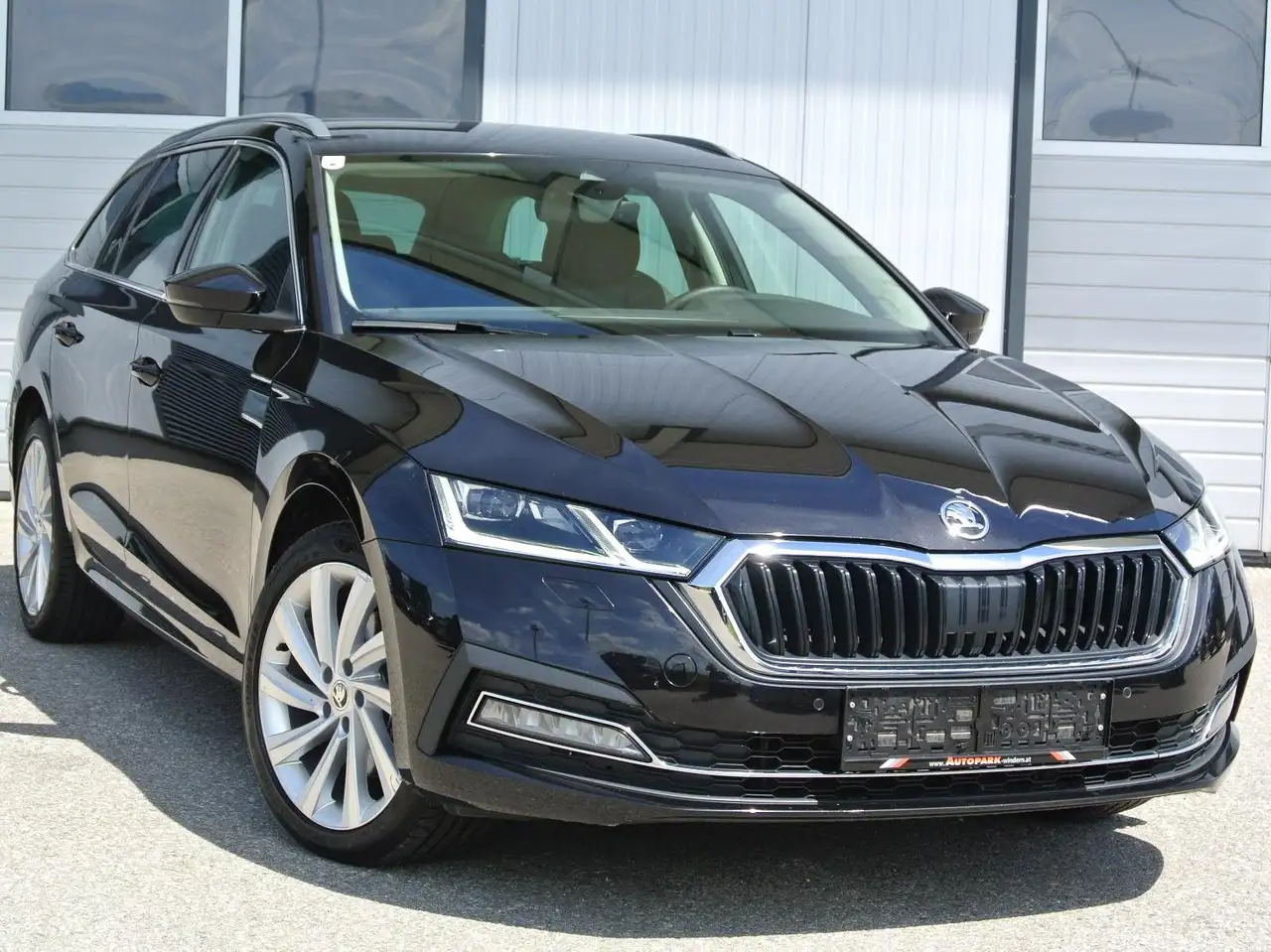 Skoda Octavia Kombi 1,4 TSI iV DSG Style * LED * NAVI * KAMERA — photo 1 of 14
