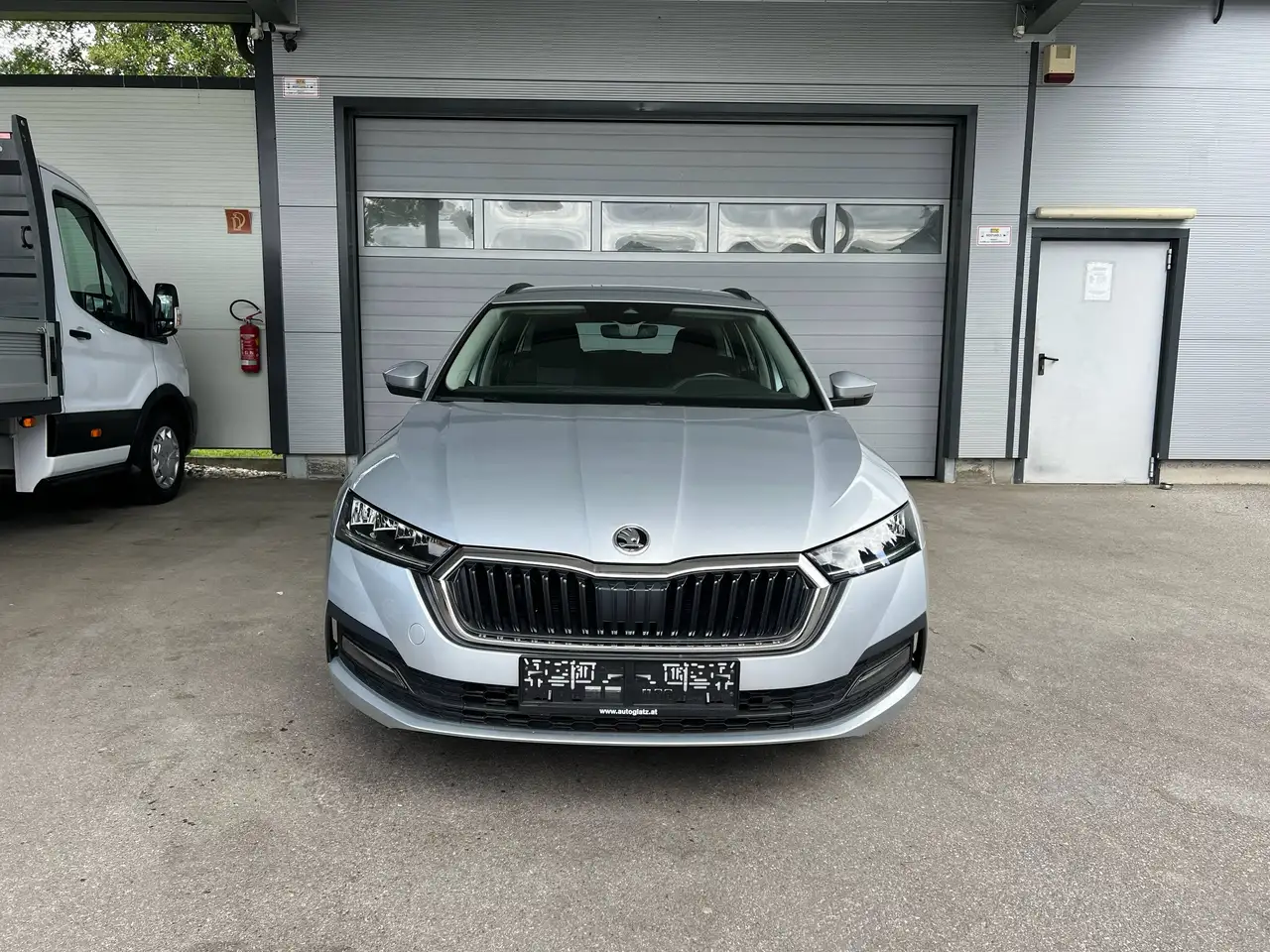 Skoda Octavia Combi 2,0 TDI 4x4 Ambition DSG LED/PARKT./ASSISTENTEN — photo 1 of 17