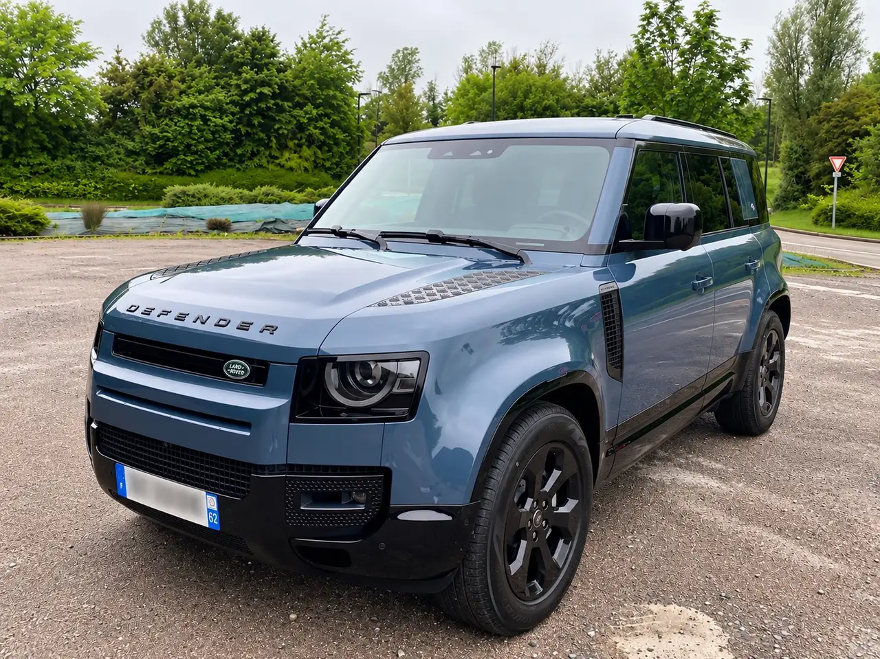 Land Rover Defender 110 P425 BVA8 X-Dynamic HSE — photo 1 of 12