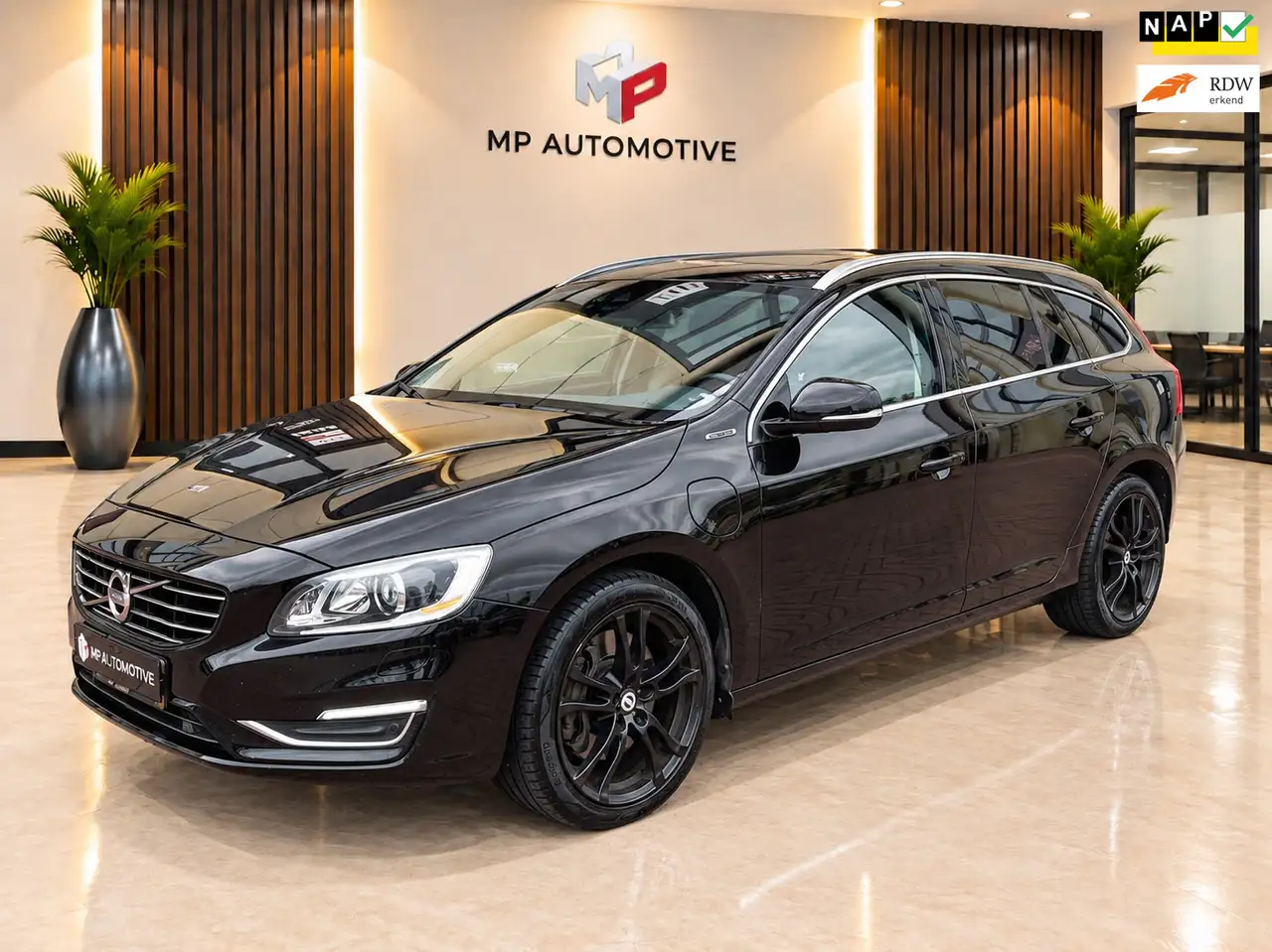 Volvo V60 2.4 D6 AWD Plug-In Hybrid Summum|Pano|Trekhaak|Mem — photo 1 of 16