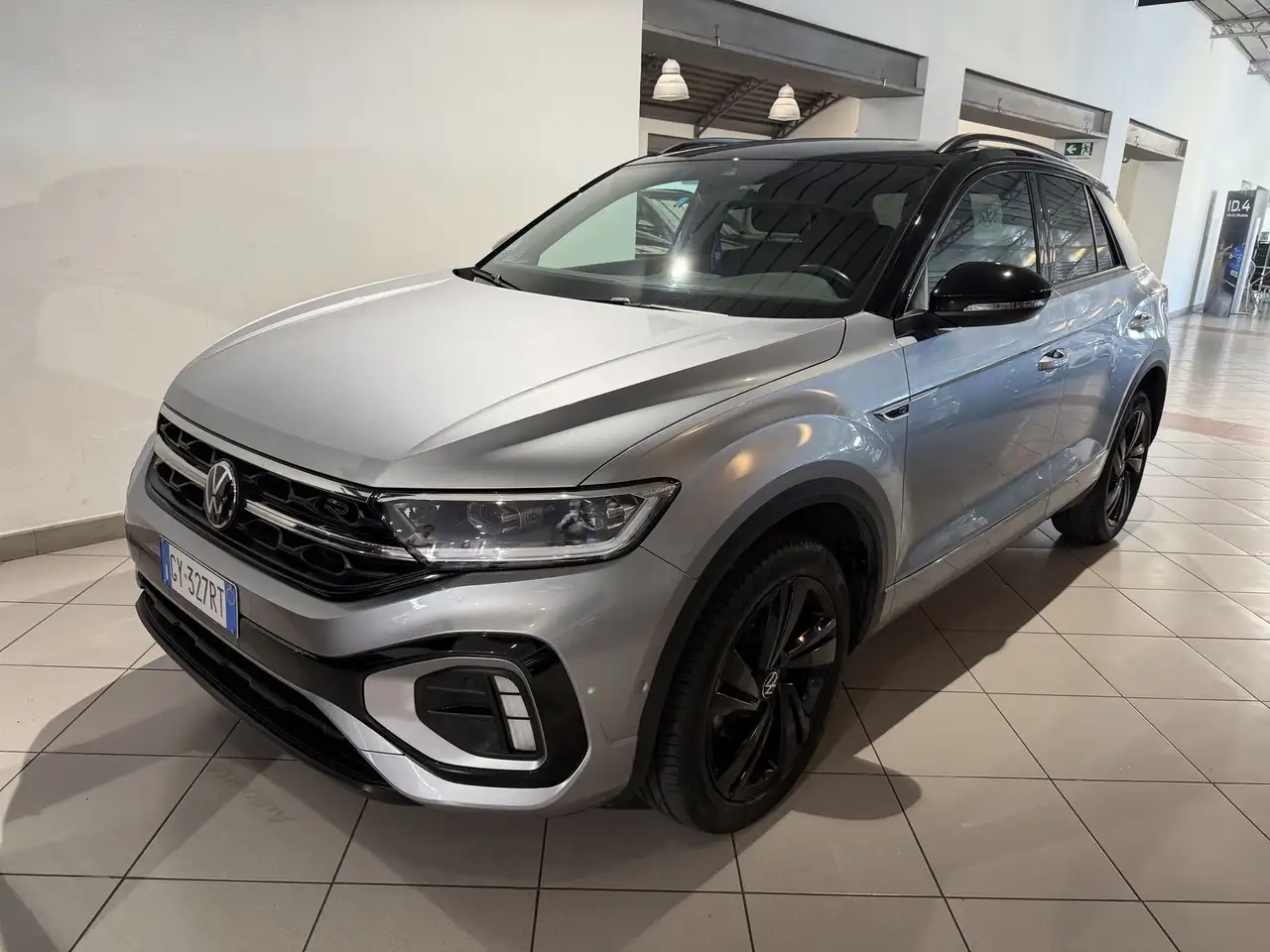 Volkswagen T-Roc 1.5 TSI ACT R-Line Plus — photo 1 of 18