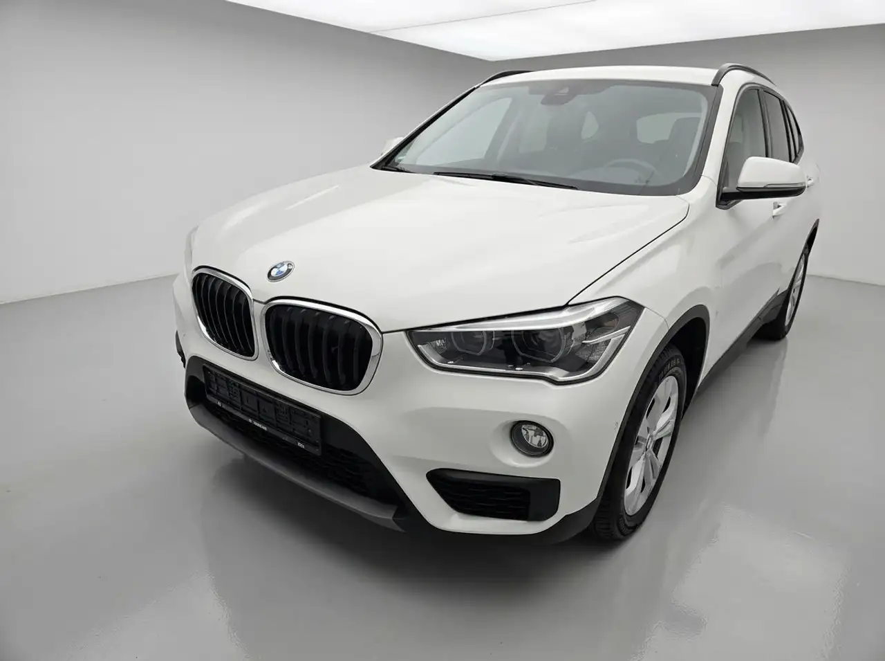 BMW X1 xDrive 20 i Advantage — photo 1 of 8