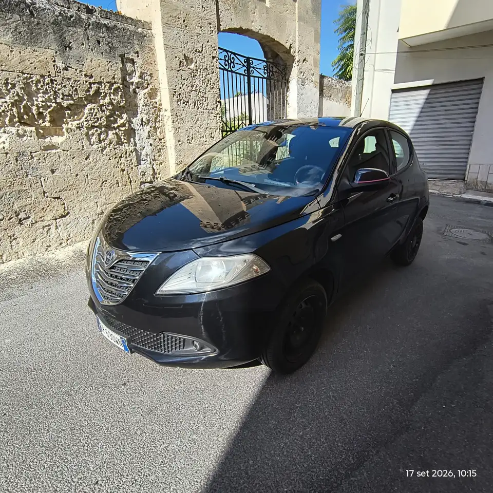 Lancia Ypsilon 0.9 t.air Elefantino ecochic metano 80cv — photo 1 of 8