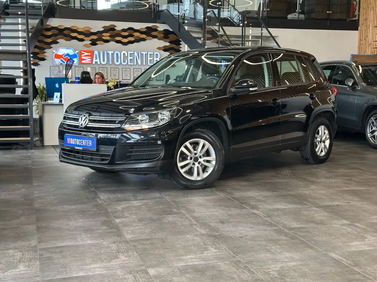 Volkswagen Tiguan *NAV*TEMPO*2-ZONEN*SitzHZ*PCD*TÜV 5/27* — photo 1 of 15