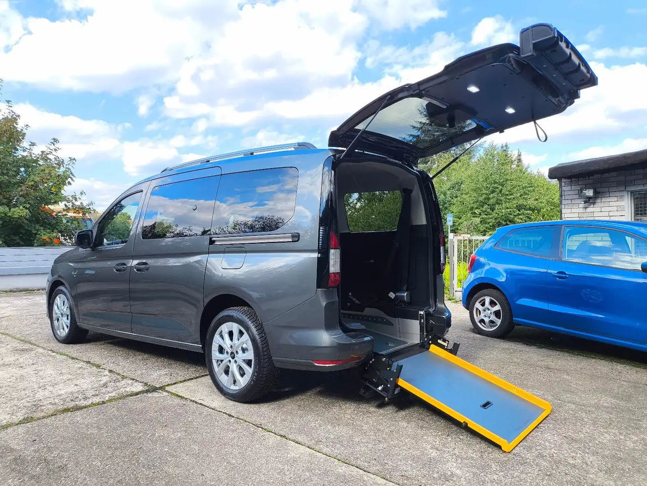Ford Grand Tourneo Connect Titanium Rollstuhgerecht — photo 1 of 31