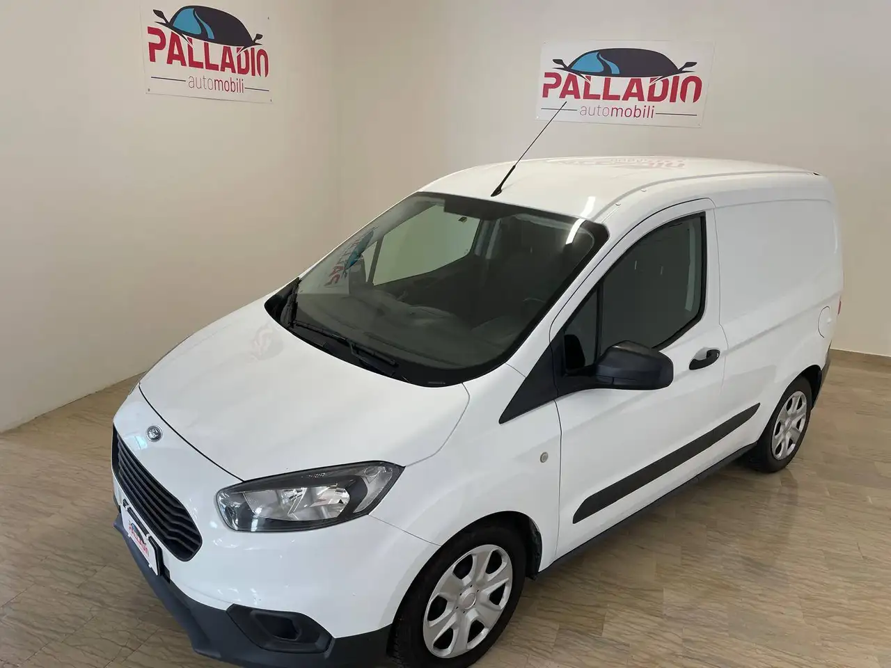 Ford Transit Courier trend 100 cv — photo 1 of 15