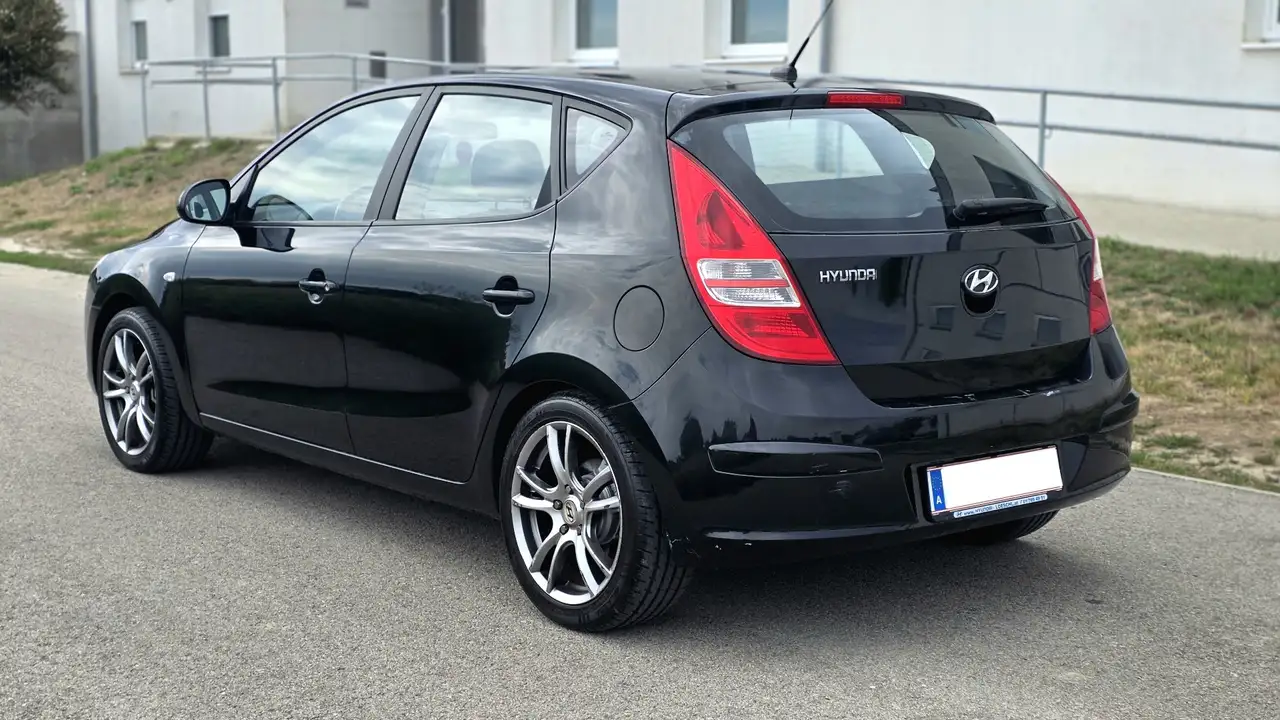 Hyundai i30 1,6i **MIT PICKERL** — photo 1 of 10