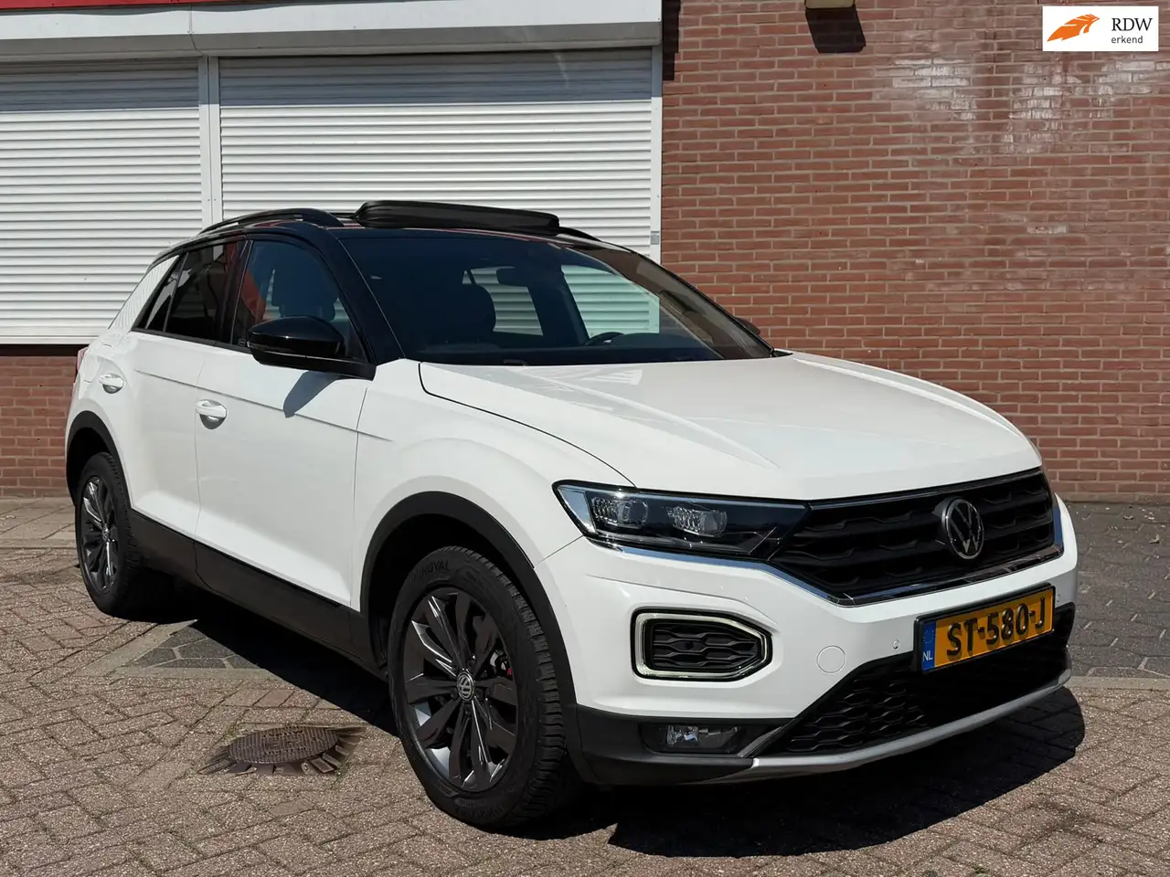 Volkswagen T-Roc 1.5 TSI — photo 1 of 15
