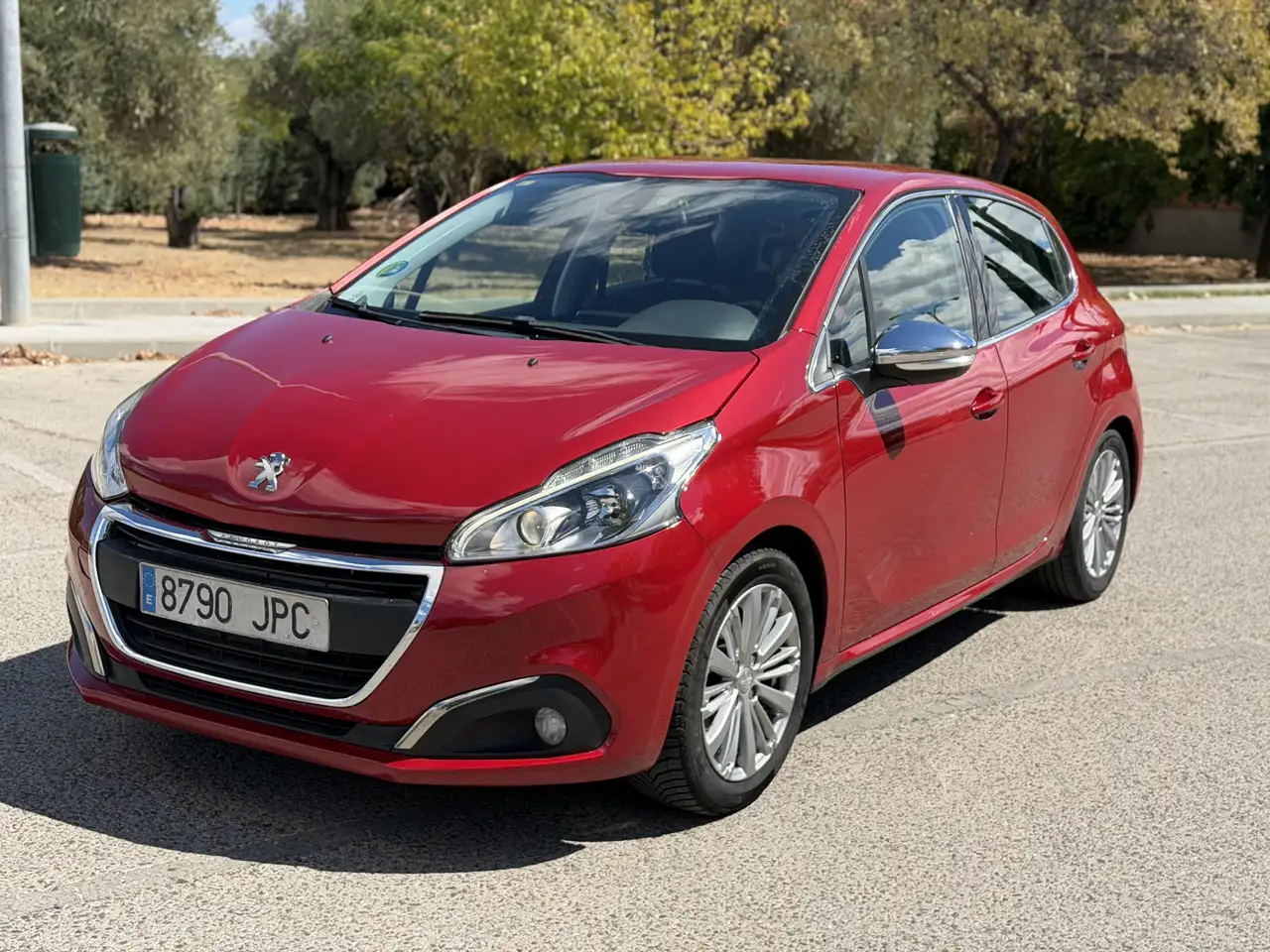 Peugeot 208 1.2 PureTech S&S Allure 110 — photo 1 of 15