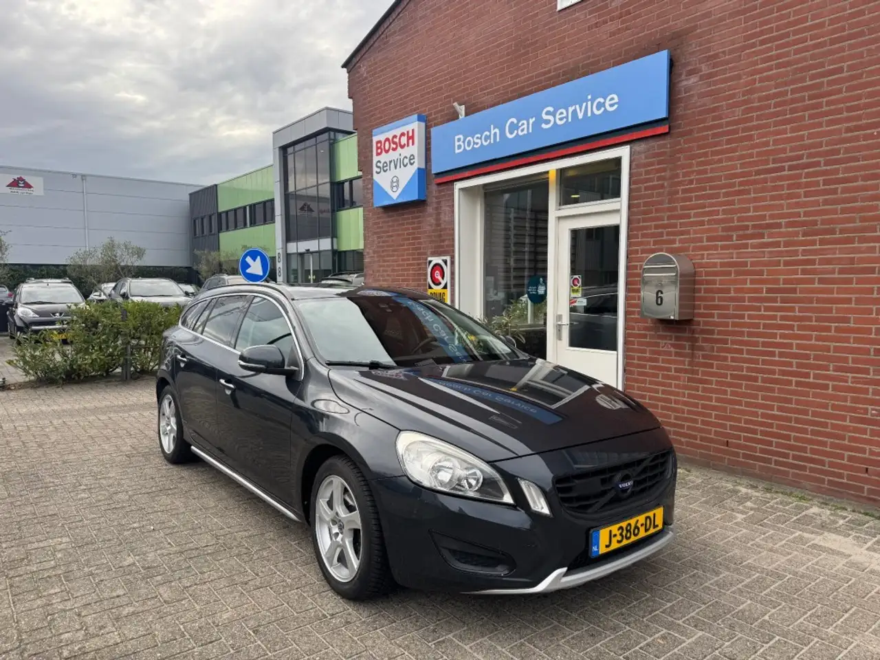 Volvo V60 1.6 T3 110kW Momentum — photo 1 of 24