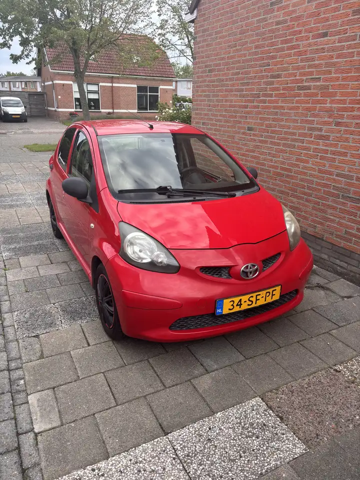 Toyota Aygo 1.0-12V — photo 1 of 4