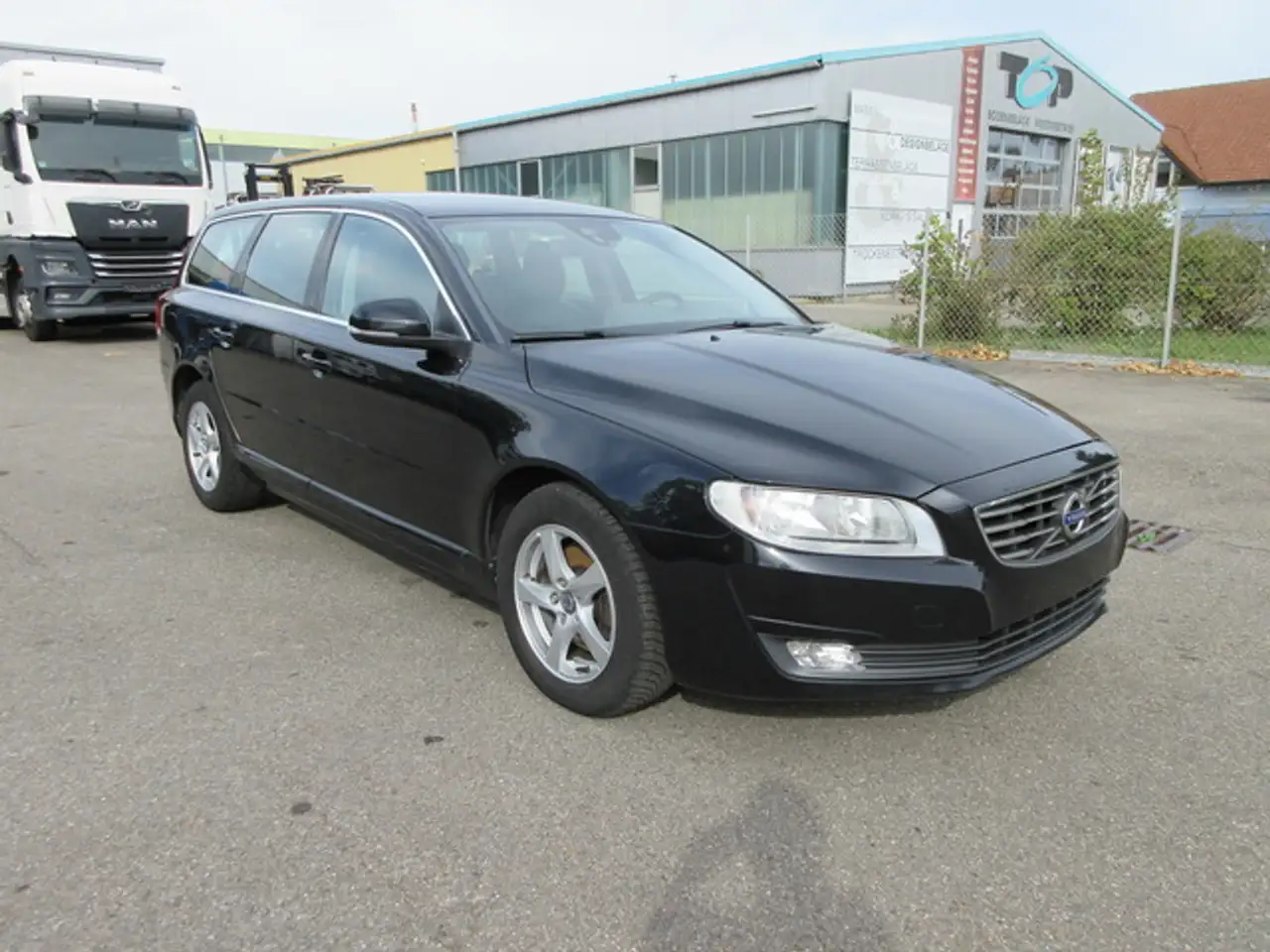 Volvo V70 2.0 TDI — photo 1 of 12