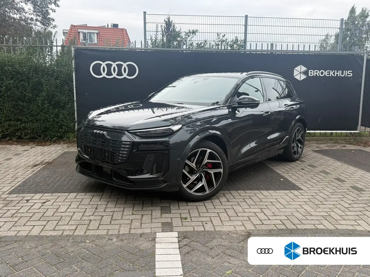 Audi Q6 e-tron performance 225 kW | Luchtvering | Trekhaak | Head — photo 1 of 20