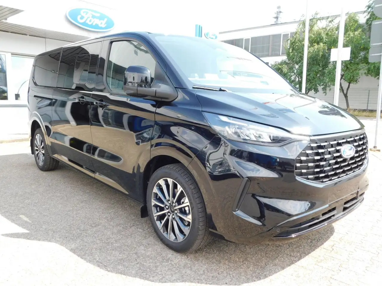 Ford Tourneo Custom 2.0 L2 Autom Titanium X AHK/360° — photo 1 of 19