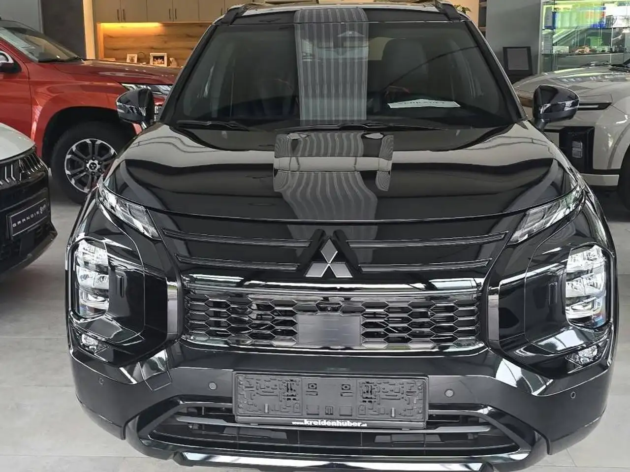 Mitsubishi Outlander PHEV 2,4 4WD Diam. Luxury Black Edt. AT26 — photo 1 of 5