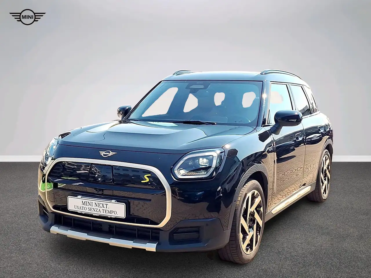 MINI Countryman SE All4 Favoured — photo 1 of 17