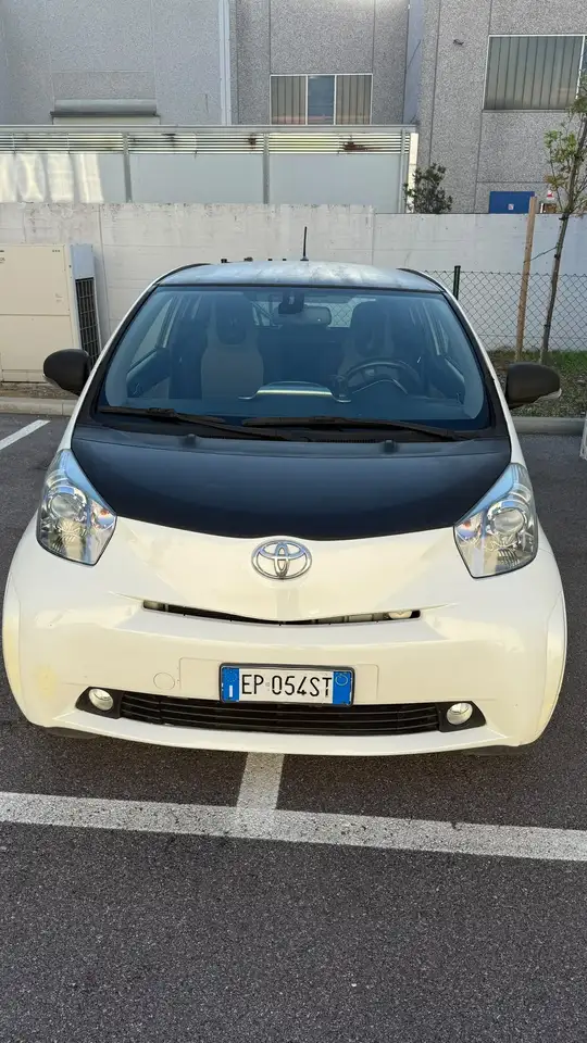 Toyota iQ 1.0 cvt (multidrive) E5 — photo 1 of 15