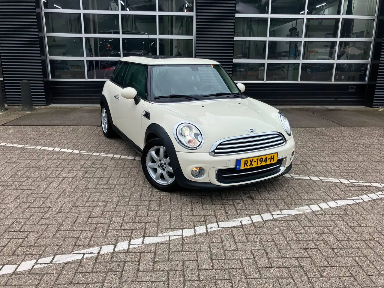 MINI Cooper Cooper 1.6 R56 — photo 1 of 26