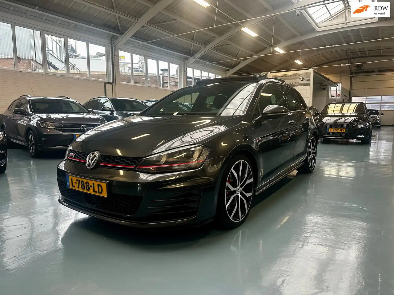 Volkswagen Golf GTI 2.0 TSI Performance — photo 1 of 19