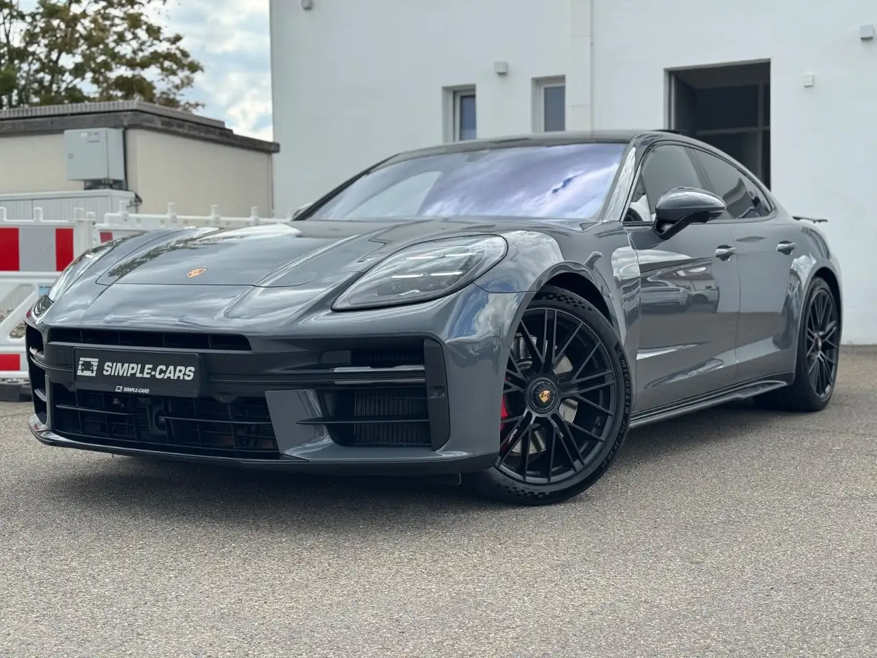 Porsche Panamera GTS *InnoDrive*Pano*PDLS+*Standheizung* — photo 1 of 29