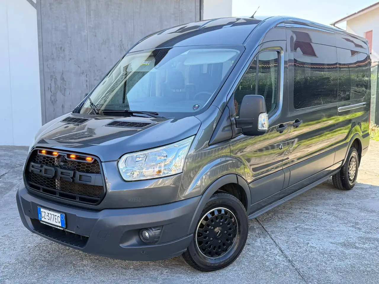 Ford Transit Connect 350 — photo 1 of 23