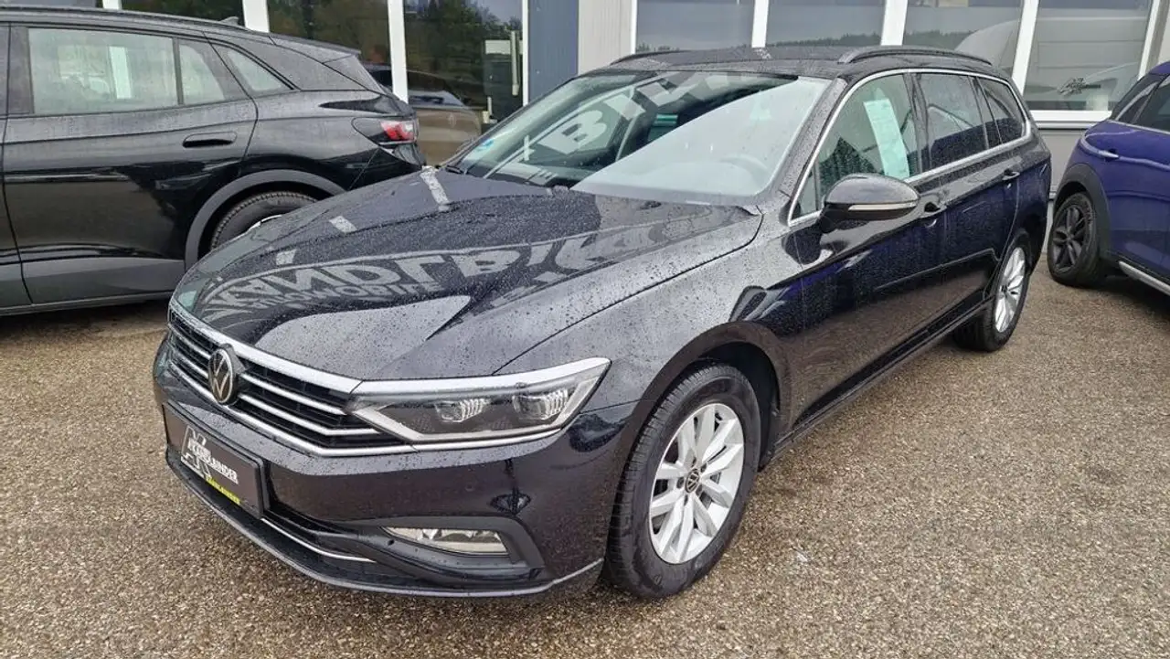 Volkswagen Passat Variant Business 2,0 SCR TDI DSG — photo 1 of 14