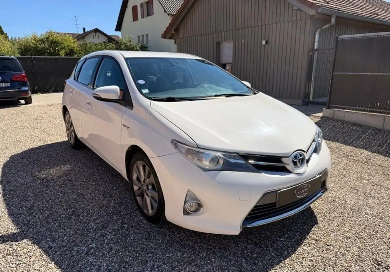 Toyota Auris 1.8 Hybrid 136cv Dynamic pack confort — photo 1 of 15