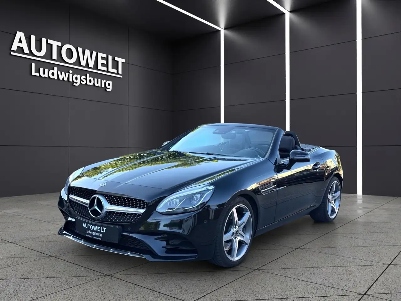 Mercedes-Benz SLC 300 Roadster AMG Line — photo 1 of 17