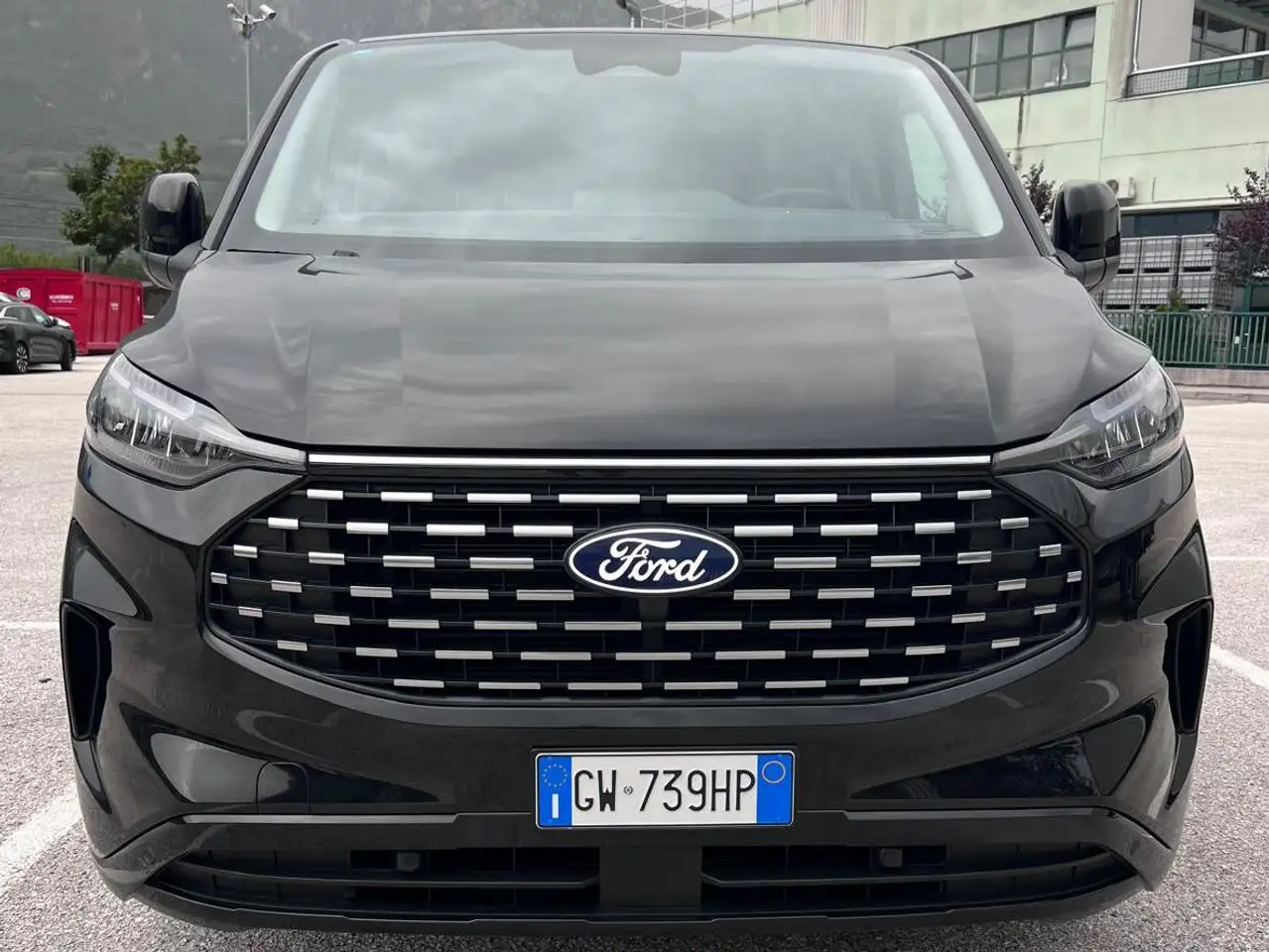 Ford Tourneo Custom 320 L2H1 8 POSTI TITANIUM — photo 1 of 15