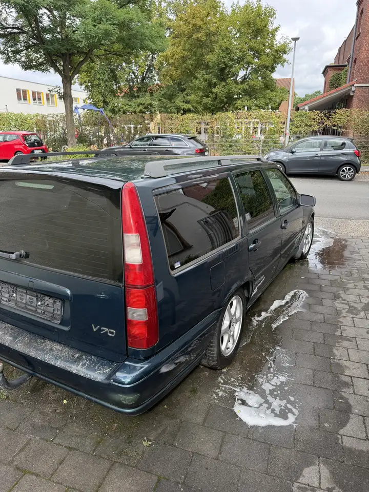 Volvo V70 2.5 — photo 1 of 11