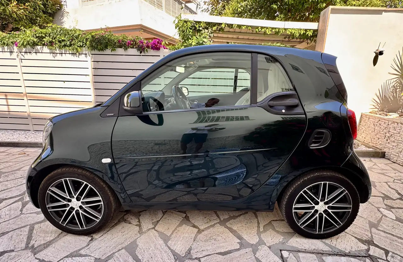smart forTwo 0.9 t British Green 90cv twinamic — photo 1 of 10