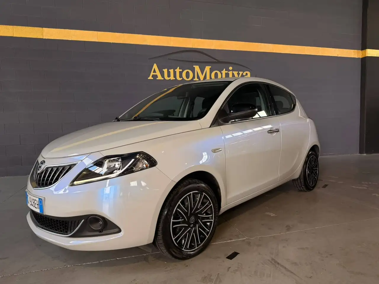Lancia Ypsilon Ypsilon III 1.0 firefly hybrid Gold Pearl grey — photo 1 of 14