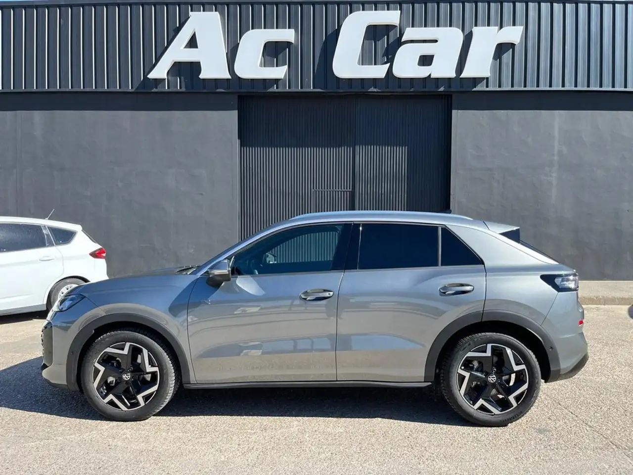 Volkswagen T-Roc R-Line 1st Edition 1.5 eTSI 110kW DSG — photo 1 of 32