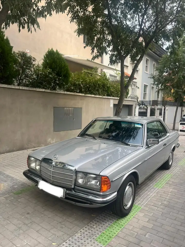 Mercedes-Benz CE 230 Mercedes-Benz 230 CE Coupé (C123) de 1982. — photo 1 of 15