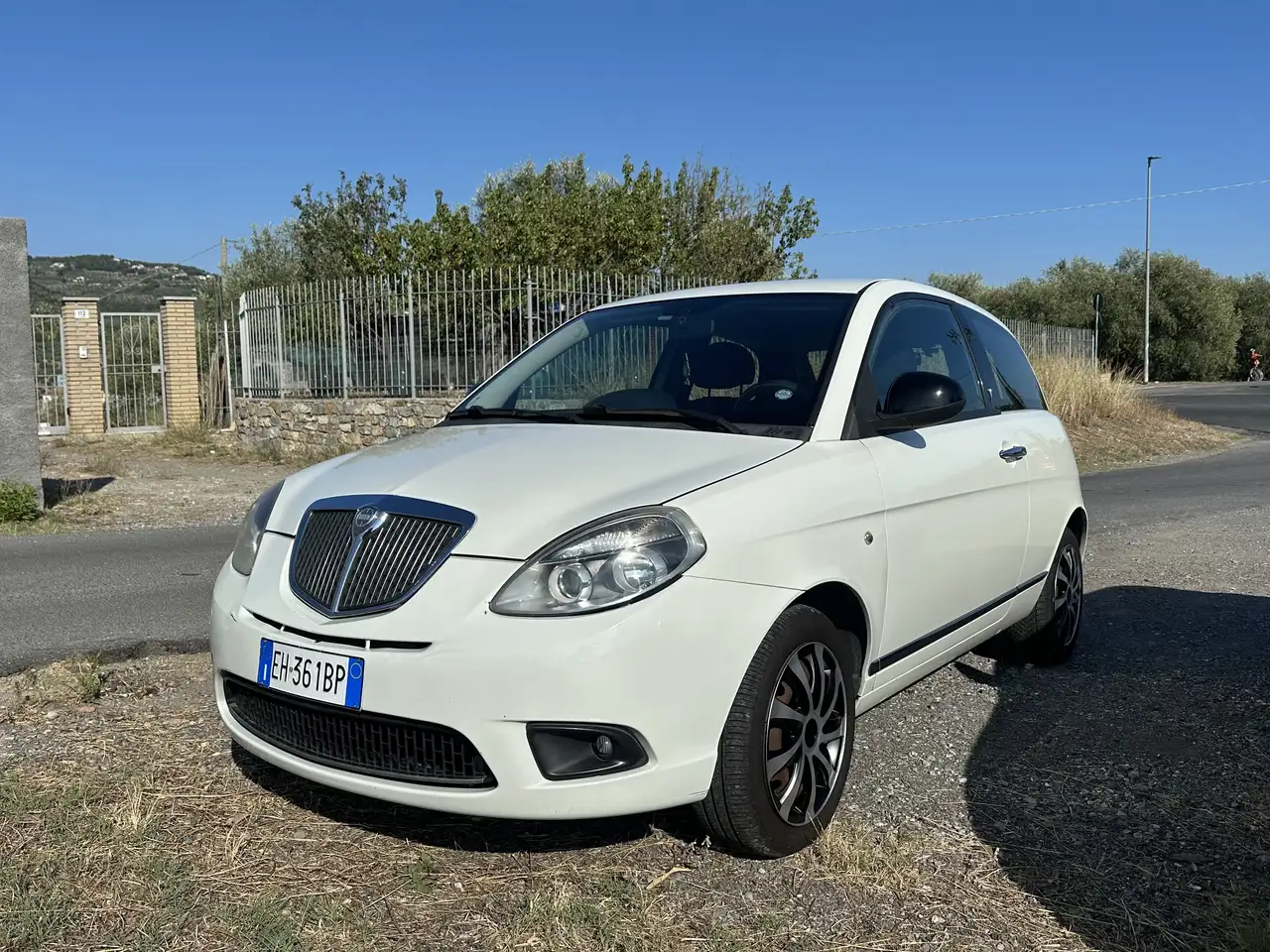 Lancia Ypsilon 1.2 8v Diva — photo 1 of 11