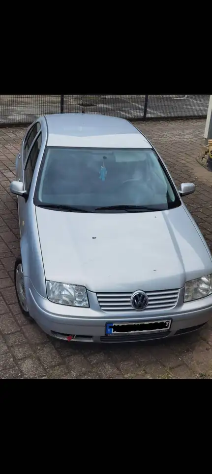 Volkswagen Bora Bora 1.6 — photo 1 of 3