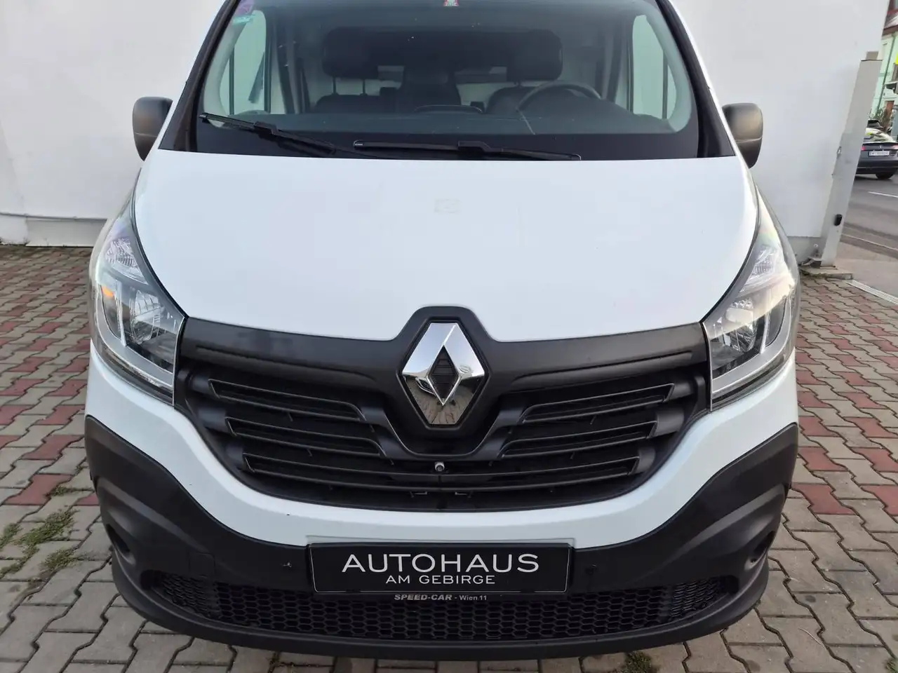 Renault Trafic — photo 1 of 35