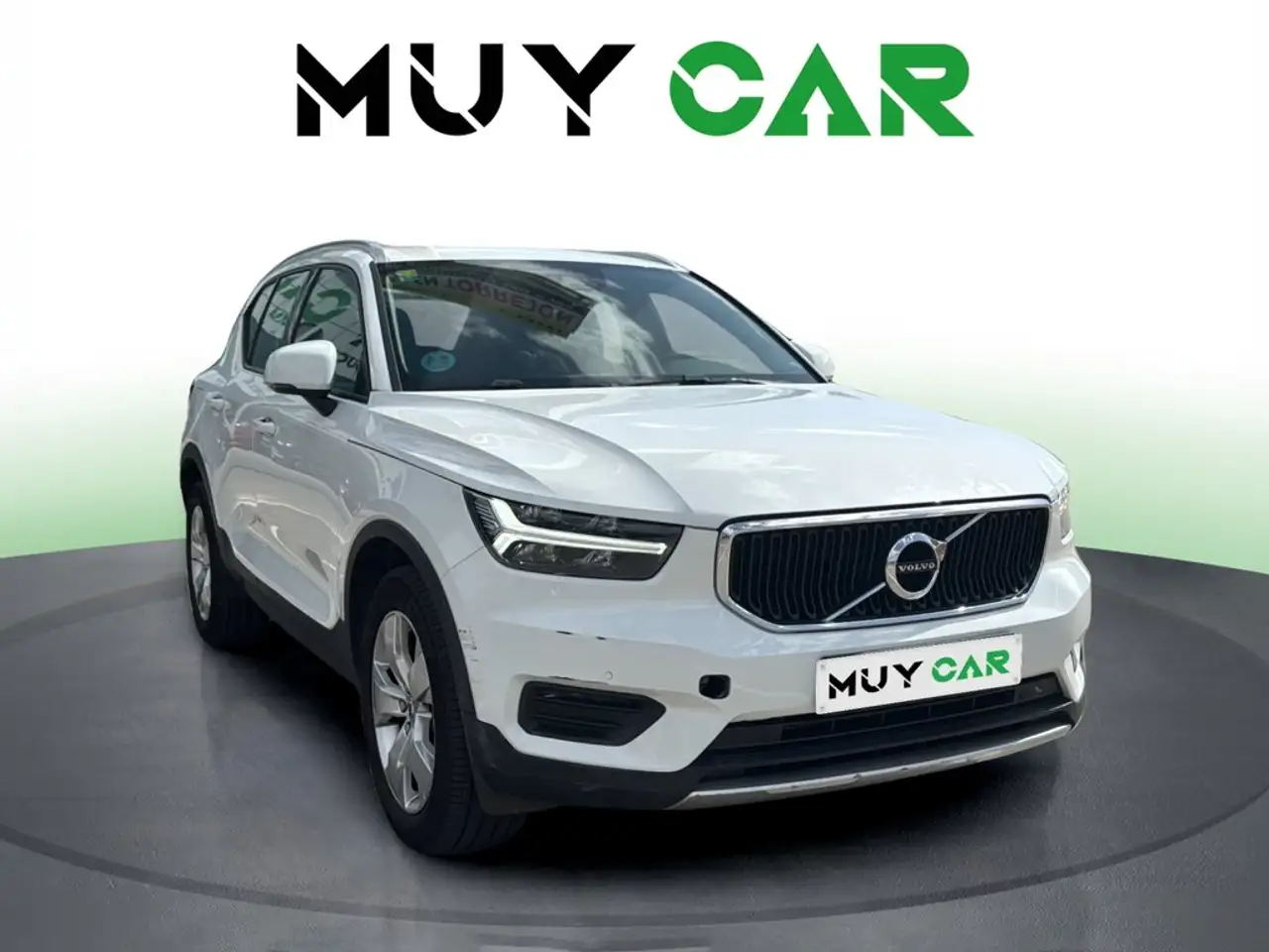 Volvo XC40 T3 Momentum — photo 1 of 18