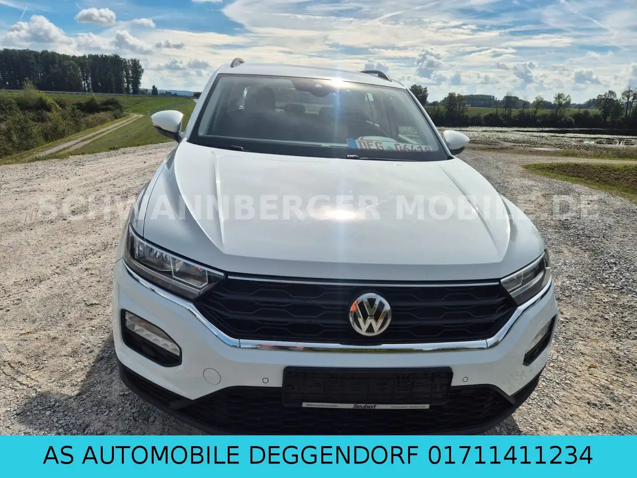 Volkswagen T-Roc Basis-1.HAND-KLIMA-SHZ-GARANTIE-EURO6 — photo 1 of 15