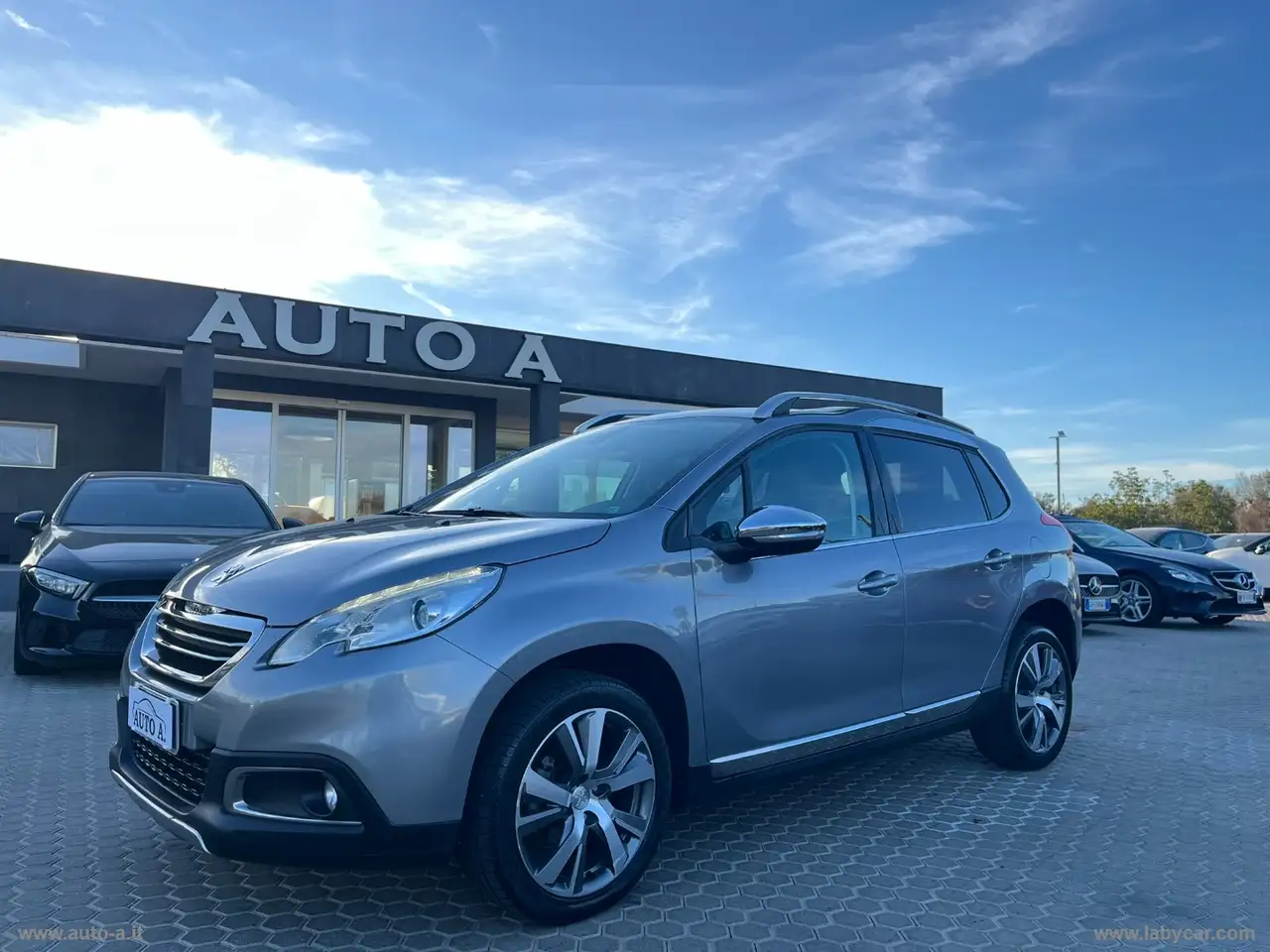 Peugeot 2008 BlueHDi 100 S&S Allure — photo 1 of 15