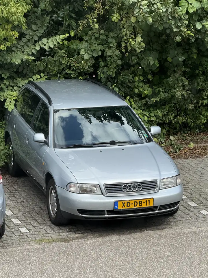 Audi A4 1.6 Advance — photo 1 of 5