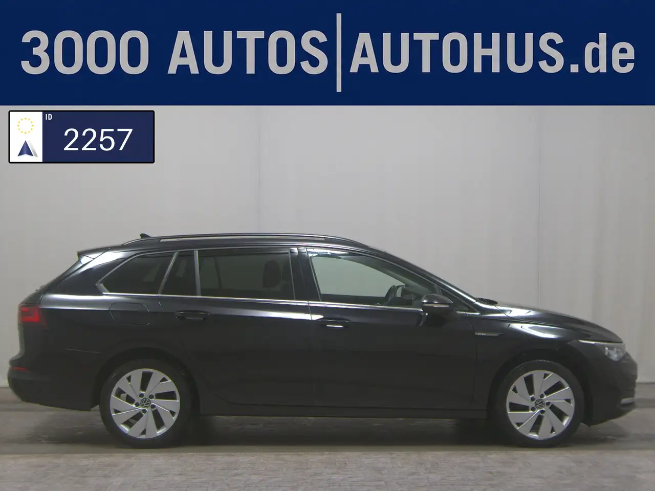 Volkswagen Golf GOLF-8 T-LEDER NAVI SPORTSITZE KLIMAAUT RADIO TEMPO MFL SHZ VC PDC ACC IQ.Light DC Pano — photo 1 of 17