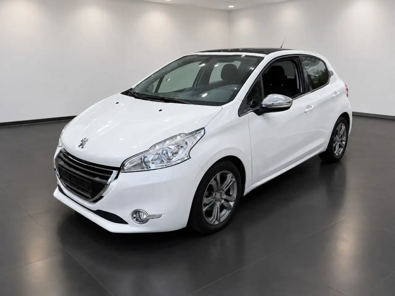 Peugeot 208 1.6 16v Allure Pano Navi PDC — photo 1 of 5